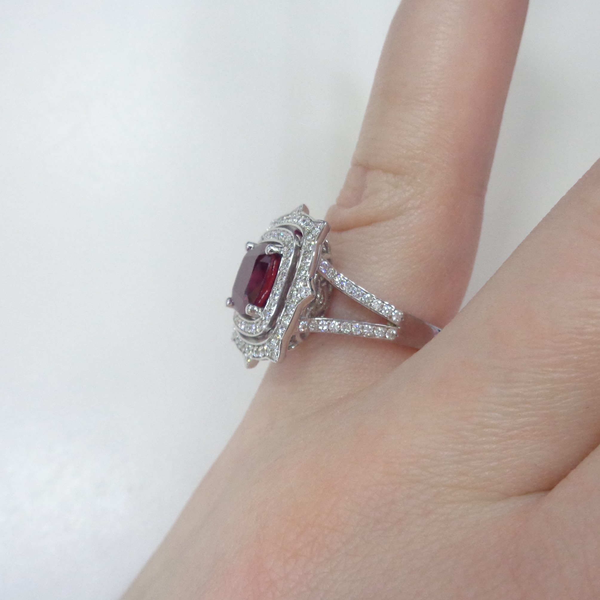 Кольцо из белого золота с рубином